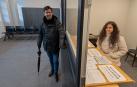El concejal Pablo Ezkurra junto a la técnica Andrea Rodríguez en las nuevas taquillas, con la zona de consigna y espera que se ha habilitado detrás