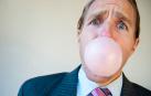 Hay estudios que indican que el propio hecho de mascar chicle y su sabor influyen sobre los niveles de cortisol, la hormona del estrés, producida por las glándulas adrenales