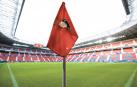 Un banderín, con el escudo de Osasuna bordado, en una de las esquinas del estadio de El Sadar.