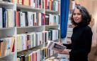 La escritora Edurne Portela, durante una entrevista por su nueva novela 'Maddi y las fronteras', en la Librería 'Amapolas en octubre' de Madrid