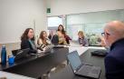 Alfonso Vericat, director de Career Services de la UN, coordina uno de los chats de la feria virtual de empleo junto a trabajadoras de su equipo
