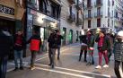 Aficiones del Athletic de Bilbao y Osasuna confraternizan en las calles de lo Viejo antes del partido.