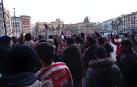 Aficiones del Athletic de Bilbao y Osasuna confraternizan en las calles de lo Viejo antes del partido.