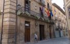 El Ayuntamiento, en primer término, con el palacio a su lado.