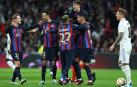 Los jugadores dle Barça celebran el tanto de Kessié ante la desolación de Tony Kroos.