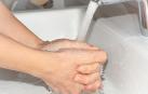 El fallecido utilizó agua del grifo para el lavado nasal