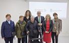 María Jesús y Maribel, en el centro, junto a la farmacéutica Esther Villanueva, y representantes del Ayuntamiento de Pamplona