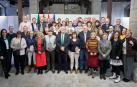 El alcalde Maya, en el centro, y concejales posan con los empleados municipales jubilados en 2022