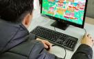 Un estudiante jugando al videojuego Oncity