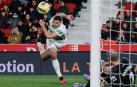 El delantero del Elche Lucas Boyé trata de superar al portero Predrag Rajkovic, del Mallorca