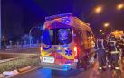 Imagen de archivo de una ambulancia de Samur atendiendo un accidente en Madrid