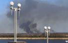 El humo se eleva sobre la orilla izquierda del río Dniéper controlado por Rusia después de ser atacado por el ejército ucraniano cerca de la ciudad de Kherson, Ucrania.