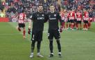 Los porteros del Athletic de Bilbao y del Rayo Vallecano, Agirrezabala (d) y Dimitrievski (i), posan vestidos de negro en homenaje a Ángel Iribar