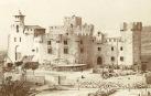Castillo de Javier, c. 1893, antes de la construcción de la nueva basílica. La antigua santa capilla presenta la espadaña añadida en 1890 y la puerta neogótica de 1892