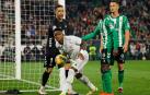 Vinicius y Claudio Bravo, en una jugada del partido entre el Betis y el Real Madrid