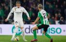 El centrocampista del Real Madrid Fede Valverde encara con el balón a un jugador del Betis