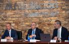 El director general de Funcas (Fundación de las Cajas de Ahorros), Carlos Ocaña (C), su director de Coyuntura y Estadística, Raymond Torres (D), y el director general de Planificación Estratégica de Abanca, Pedro Veiga (I), presentan las previsiones económicas de las comunidades autónomas para 2023