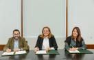 De izquierda a derecha, Jesús María Rodríguez, Rosalía Baena e Izaskun Azcona, durante la firma del convenio.