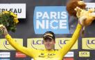 El danés Pedersen celebra el triunfo vestido con el maillot amarillo en el podio de Fontainebleau.