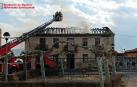 Fotos del incendio de una casa en Cortes en el barrio de la Estación. /