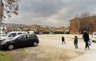 El futuro centro de salud se levantará en el solar de la Fundación Mena, hoy aparcamiento.