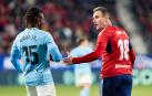 Kike García y Aidoo discuten durante el partido Osasuna-Celta
