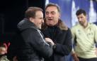 Saludo entre Jagoba Arrasate, entrenador de Osasuna, y Carlos Carvahal, su homólogo del Celta