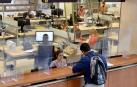 Empleados públicos atendiendo a los usuarios en una oficina de la Administración.