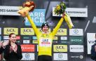 Tdej Pogacar en la meta y con el maillot amarillo tras imponerse en la cuarta etapa de la París-Niza.