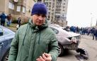 Iurii Kalitinskyi muestra un fragmento del artefacto que cayó en su barrio tras el bombardeo