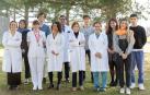 (de izquierda a derecha y de adelante hacia atrás) Ángela Rolín, estudiante de Medicina; Cristina Labiano, supervisora de Hemodiálisis en la Clínica Universidad de Navarra; Laura Castañeda, médico adjunto; Nuria García, directora servicio Nefrología de la Clínica; Miriam Baztán, médico residente; las estudiantes de Enfermería, Laura Grávalos y Silvia Resano; Rafael Peña, estudiante de Medicina; Daniel Viña, médico; los estudiantes de Medicina, Ignacio Ararrás e Irene Martínez; y  Xavier Hernández, estudiante de Enfermería
