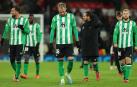 Los jugadores del Betis se retiran cabizbajos tras la goleada del Manchester United