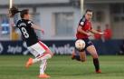 La capitana del Athletic, la navarra Marta Unzué, despeja el balón en la eliminatoria de cuartos de final de la Copa de la Reina