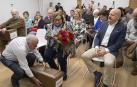 Familiares de Julio Peña Díez, Antolín Eguiluz Moraza y Juan Bautista Sansano Labernia, que fueron exhumados en la fosa de Paternáin en julio de 2022, recogen sus restos