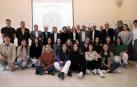 Los candidatos a la alcaldía, con las estudiantes que elaboraron el código ético