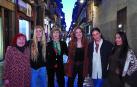 Desde la izquierda, la cineasta Helena Bengoetxea, la cantante Miren, la artista Alicia Otaegui, la fotógrafa y artista visual Natalia Echeverría, la directora de cine y teatro Paula Amor y la bailaora Alba Heredia, el jueves por la tarde en la calle Mayor de Pamplona