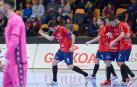 El capitán de Osasuna Magna Roberto Martil celebra con rabia el gol que abrió el marcador junto a Vento, Rosic y Linhares