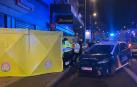 Equipos de emergencias y de la Policía Nacional en el lugar donde trataron de reanimar al joven apuñalado.