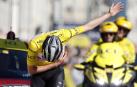 Pogacar celebra su triunfo en la etapa y en la general en la meta de Niza