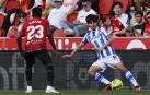 Take Kubo (Real Sociedad) intenta controlar el balón ante Amath (Mallorca)