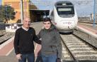 Javier Lozano Moreno y su hijo, Ismael Lozano Gil, en la estación de Renfe en Castejón.