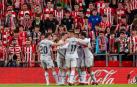 Los jugadores del Barcelona celebran el gol de Rafinha