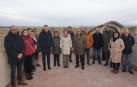 Autoridades y técnicos posan en la terraza del torreón restaurado del castillo de Cortes.
