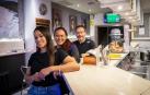Kelly Tatiana, Marlene Peralta y Juan Rojo en El Bombín, con óleos de Carlos Villanueva.
