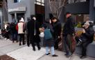 Colas de clientes frente a una sucursal del Silicon Valley Bank