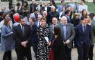 EL GOBIERNO, EN PRECAMPAÑA. La presidenta María Chivite convocó a los medios de comunicación ayer a las 12 horas para dar a conocer el balance de la legislatura. El lugar elegido no fue la sala de prensa sino los jardines del Palacio de Navarra, donde se colocaron sillas para los periodistas y un atril frente a ellos con un micrófono desde el que intervino la presidenta. De pie, a su derecha, se situaron los miembros de su Ejecutivo y, a su izquierda, directores generales y jefes de gabinete. Luego se retiraron las sillas para que todos los cargos posaran para una foto.