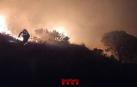 Un efectivo de Bombers de la Generalitat trabaja en la extinción de un incendio forestal en Selva del Camp (Tarragona)