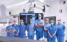 De izquierda a derecha: Esther Martínez (FEA Cirugía Vascular), Meritxell González (Enfermería), María Esquíroz (Enfermería), Lucía Ursúa (Enfermería), Sebastián Fernández (FEA Cirugía Vascular), Amaya Arróniz (FEA Cirugía Vascular), Orreaga Zugasti (Anestesia), Andrea Monreal (Técnico de Rayos). Ausentes en la imagen, pero participantes también en la cirugía Alejandro Bilbao (FEA Anestesiología y Reanimación), Andrés Alegre (Anestesiología y Reanimación) y Nieves Martínez (técnico de Rayos).