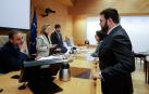 El presidente de la Comisión de Interior del Congreso, José Luis Ábalos (i), conversa con el diputado de EH Bildu Jon Iñarritu (d) a su llegada al debate de la reforma de la ley de Seguridad Ciudadana, conocida como 'ley mordaza', este martes, en el Congreso de los Diputados