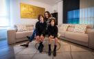 La valenciana Tere Molina Estruch, de 45 años, ayer por la tarde con sus dos hijos (Lucas y Marc, de 9 y 6 años) en su casa de Ripagaina. Los dos han sido identificados con altas capacidades.
